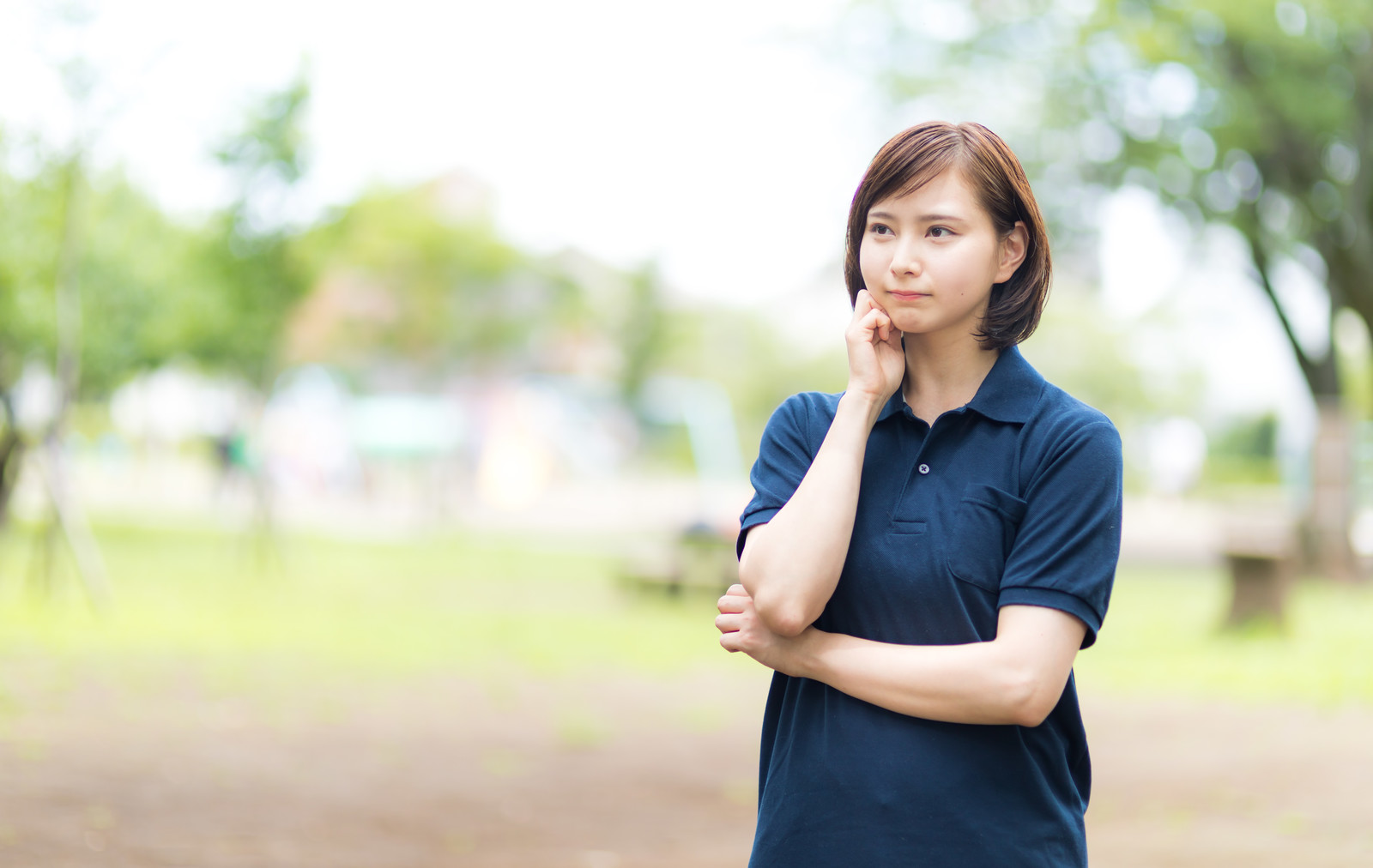 考える女性