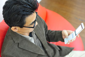 ガラケーを持つ男性