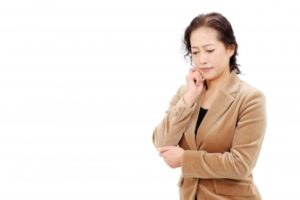 考える50代女性