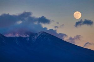 浅間山と月