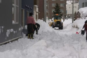 雪道と除雪車