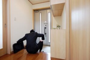 玄関に座る男性