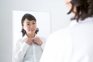 鏡に映る女性