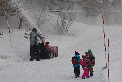 雪の通学路　子供たち