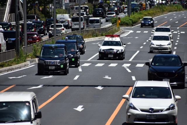 パトカー　道路　都会